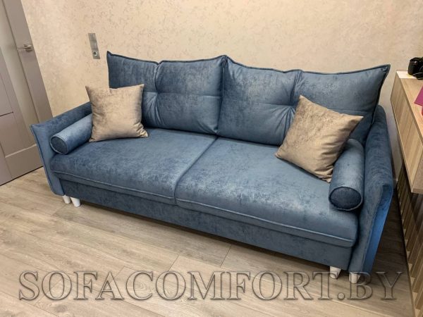 контрасные диванные подушки на сине-стальном диване