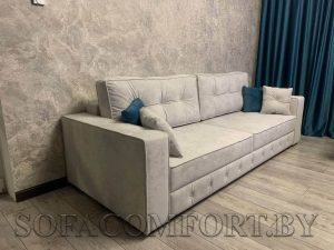 кобальтовые подушки и диван в пастельных тонах