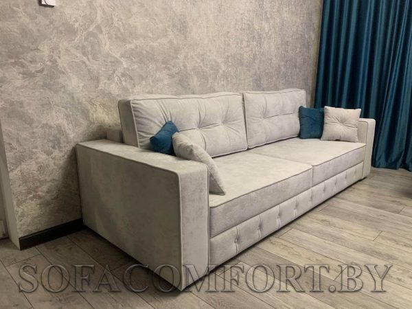 кобальтовые подушки и диван в пастельных тонах