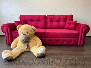 яркий красный диван фурор с большим медведем